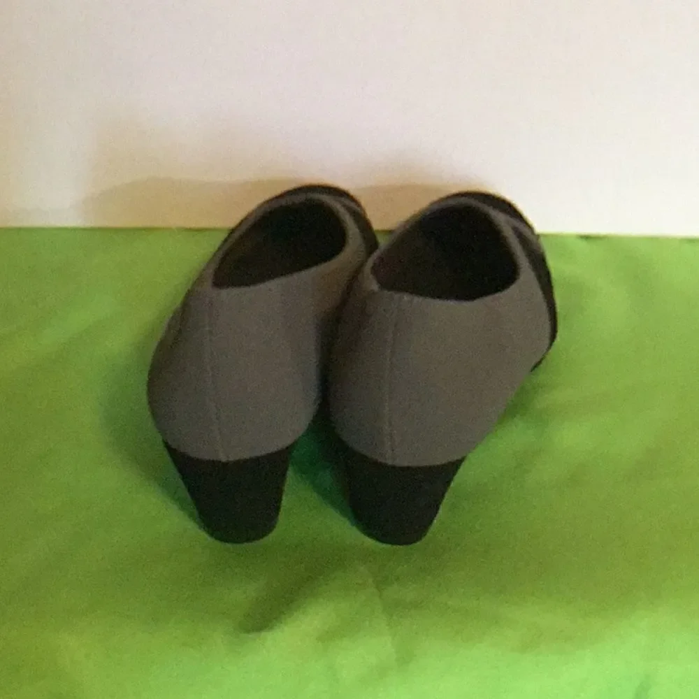1” gray & black suede like heels in size 8 1/2 W